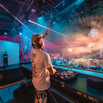 Full club room during a JK set